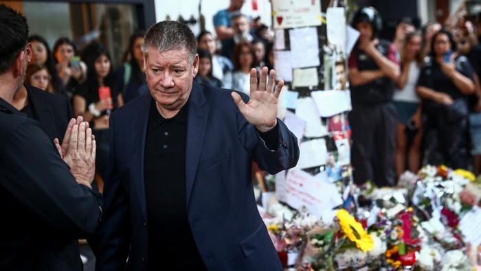 Geoff Payne, father of former One Direction band member Liam Payne, looks at tributes left outside the hotel where Liam Payne was found dead after he fell from a third-floor hotel room balcony, in Buenos Aires, Argentina October 18, 2024. REUTERS/Tomas Cuesta      TPX IMAGES OF THE DAY