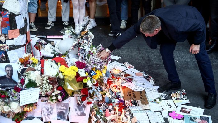 Geoff Payne, father of former One Direction band member Liam Payne, looks at tributes left outside the hotel where Liam Payne was found dead after he fell from a third-floor hotel room balcony, in Buenos Aires, Argentina October 18, 2024. REUTERS/Tomas Cuesta      TPX IMAGES OF THE DAY