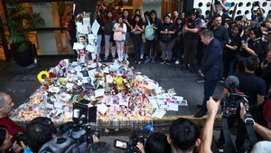 Hotel tersebut terlihat ramai dikerumuni warga Argentina yang tak sedikit merupakan penggemar dari One Direction.  