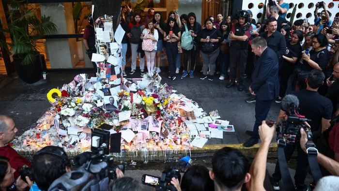 Geoff Payne, father of former One Direction band member Liam Payne, looks at tributes left outside the hotel where Liam Payne was found dead after he fell from a third-floor hotel room balcony, in Buenos Aires, Argentina October 18, 2024. REUTERS/Tomas Cuesta      TPX IMAGES OF THE DAY