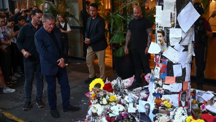 Geoff Payne, father of former One Direction band member Liam Payne, looks at tributes left outside the hotel where Liam Payne was found dead after he fell from a third-floor hotel room balcony, in Buenos Aires, Argentina October 18, 2024. REUTERS/Tomas Cuesta      TPX IMAGES OF THE DAY