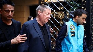 Saat Geoff memasuki hotel, beberapa penggemar Liam berusaha menjaga privasinya dengan mencegah media untuk mengikutinya ke dalam. Mereka bahkan mengangkat tangan mereka untuk melindungi Geoff dari sorotan media ketika ia berada di dalam hotel.   