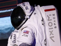 Potret Baju Astronaut Rancangan Prada-Axiom Space untuk Misi ke Bulan