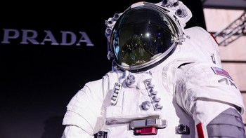 Merek mewah asal Italia Prada dan perusahaan rintisan yang berkantor pusat di Houston Axiom Space pada Rabu (16/10) meluncurkan desain pakaian antariksa yang akan digunakan untuk misi Artemis 3 NASA ke bulan.