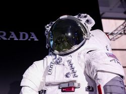 Potret Baju Astronaut Rancangan Prada-Axiom Space untuk Misi ke Bulan