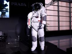 Potret Baju Astronaut Rancangan Prada-Axiom Space untuk Misi ke Bulan