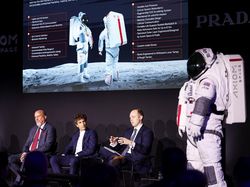 Potret Baju Astronaut Rancangan Prada-Axiom Space untuk Misi ke Bulan