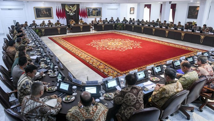Suasana sidang kabinet paripurna yang dipimpin Presiden Prabowo Subianto di Kantor Presiden, Jakarta, Rabu (23/10/2024). Presiden Prabowo Subianto menggelar sidang kabinet paripurna perdana yang dihadiri jajaran Kabinet Merah Putih. ANTARA FOTO/Hafidz Mubarak A/aww.