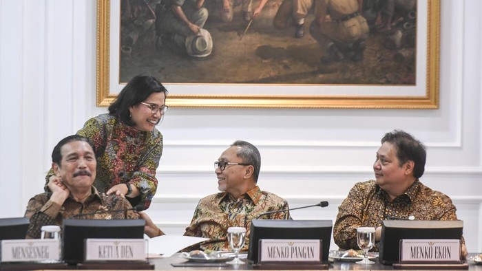 Potret Prabowo-Gibran Gelar Sidang Kabinet Perdana Suasana sidang kabinet paripurna yang dipimpin Presiden Prabowo Subianto di Kantor Presiden, Jakarta, Rabu (23/10/2024). Presiden Prabowo Subianto menggelar sidang kabinet paripurna perdana yang dihadiri jajaran Kabinet Merah Putih. ANTARA FOTO/Hafidz Mubarak A/aww.