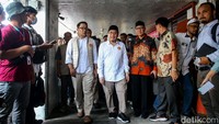 Pasangan Calon Gubernur DKI Jakarta Ridwan Kamil dan Calon Wakil Gubernur DKI Jakarta Siswono menyalami warga saat blusukan di Glodok, Jakarta, Rabu (23/10/2024).