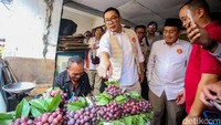 RK pun mendengarkan curhatan warga Glodok yang ingin kawasan itu dimaksimalkan sebagai destinasi wisata.