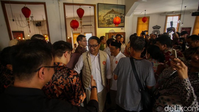 Calon Gubernur Jakarta nomor urut 1 Ridwan Kamil (RK) blusukan dan menyapa warga Glodok, Jakarta Barat (Jakbar). Begini potretnya.