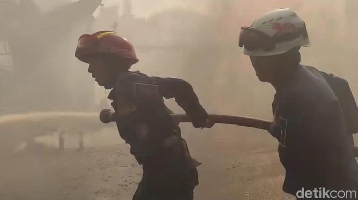 Potret srikandi Damkar Bogor saat memadamkan api kebakaran di Jalan Raya Tajur, Kota Bogor, pada Selasa (11/10/2024).