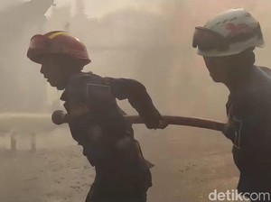 Viral 2 Petugas Damkar Wanita Dilempar Batu Saat Bertugas