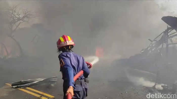 Potret srikandi Damkar Bogor saat memadamkan api kebakaran di Jalan Raya Tajur, Kota Bogor, pada Selasa (11/10/2024).
