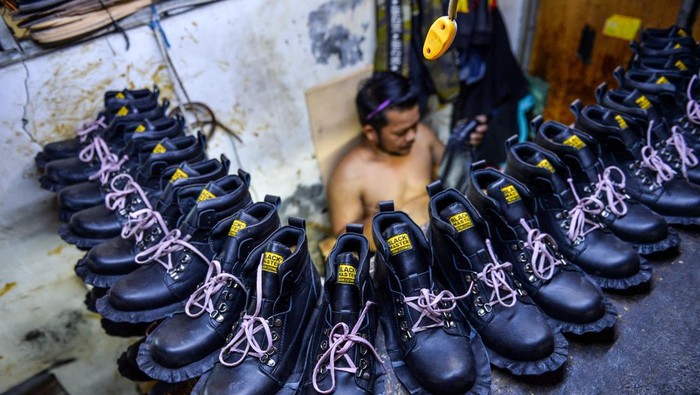 Potret Terkini Sentra Produksi Sepatu Cibaduyut Pekerja menyelesaikan produksi sepatu di Sentra Produksi Sepatu Cibaduyut, Bandung, Jawa Barat, Selasa (22/10/2024). Kementerian Perindustrian mencatat hingga triwulan II-2024 kinerja industri alas kaki nasional mampu tumbuh sebesar 3,92 persen dibanding tahun yang lalu pada periode yang sama. ANTARA FOTO/Raisan Al Farisi/aww.