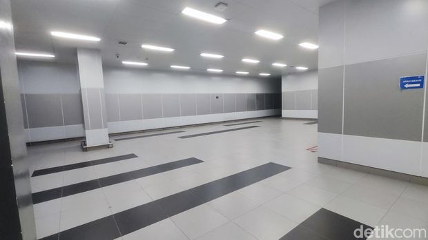 Pound Fit di stasiun MRT Bundaran HI