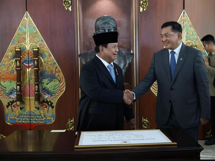 Prabowo dan Sjafrie saat momen pisah sambut di Kementerian Pertahanan (dok.Instagram Prabowo)