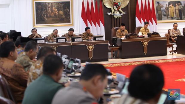 Presiden Prabowo Subianto (kiri) dan Wakil Presiden Gibran Rakabuming Raka (kanan) memimpin rapat kabinet perdana masa jabatan 2024-2029 di Istana Merdeka, Jakarta, Rabu (23/10/2024). (CNBC Indonesia/Tri Susilo)