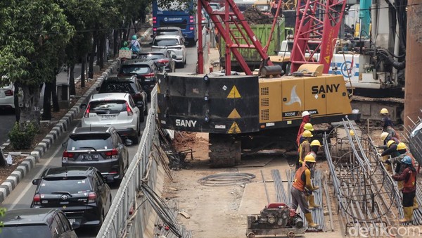 Intip Progres Proyek LRT Jakarta Fase 1B di Jalan Pramuka