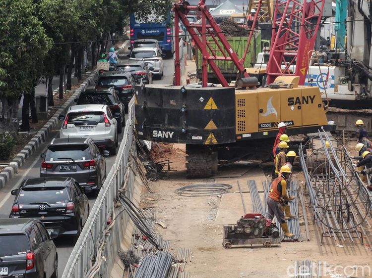 Intip Progres Proyek LRT Jakarta Fase 1B di Jalan Pramuka