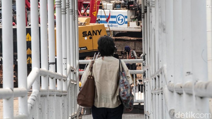 Progres Proyek LRT Jakarta Fase 1B di Jalan Pramuka Proyek LRT Jakarta fase 1B Velodrome-Manggarai terus dikebut. Rute ini ditargetkan rampung tahun 2026.
