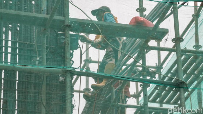 Progres Proyek LRT Jakarta Fase 1B di Jalan Pramuka Proyek LRT Jakarta fase 1B Velodrome-Manggarai terus dikebut. Rute ini ditargetkan rampung tahun 2026.