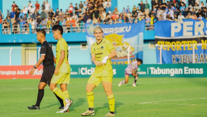 Selebrasi Rafinha usai mencetak gol ke gawang Persiku Kudus, Minggu (20/10/2024).