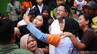 Cawagub nomor urut 3 itu tampak semringah meladeni permintaan foto bersama warga Lenteng Agung.