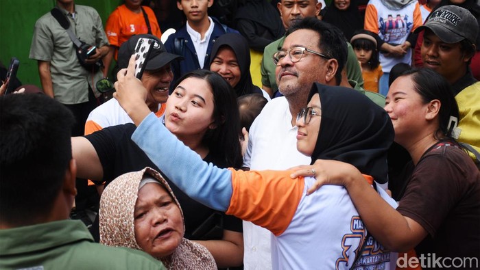 Cawagub DKI Jakarta Rano Karno alias Si Doel menggelar kampanye di Lenteng Agung, Selasa (22/10/2024).