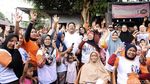 Rano Karno Jadi Rebutan Foto Emak-emak di Lenteng Agung