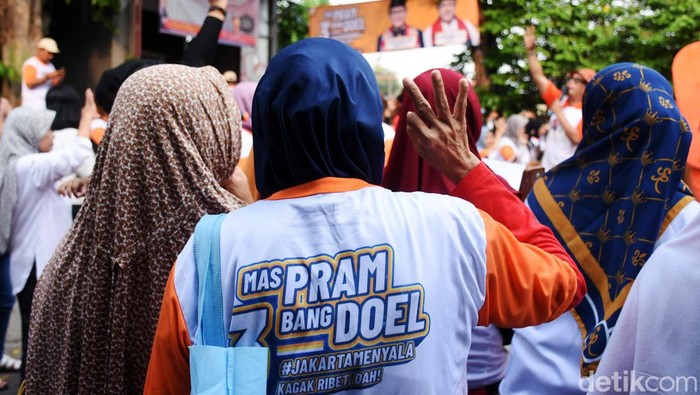 Cawagub DKI Jakarta Rano Karno alias Si Doel menggelar kampanye di Lenteng Agung, Selasa (22/10/2024).