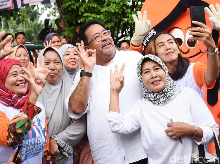 Rano Karno Jadi Rebutan Foto Emak-emak di Lenteng Agung