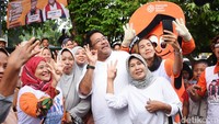 Rano foto bersama ibu-ibu saat menggelar kampanye di Lenteng Agung, Jakarta Selatan, Rabu (23/10/2024).