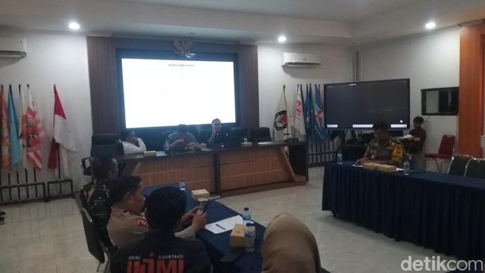 Rapat koordinasi persiapan debat di Kantor KPU Makassar.