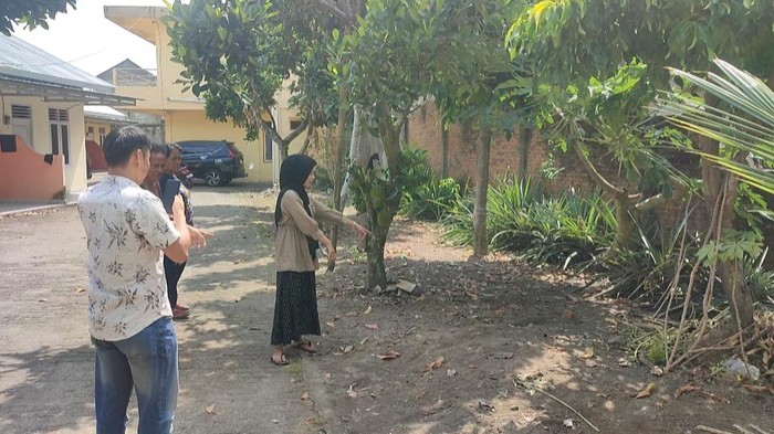 Resa Purnamasari (24) menunjukkan lokasi tempat ia dibegal