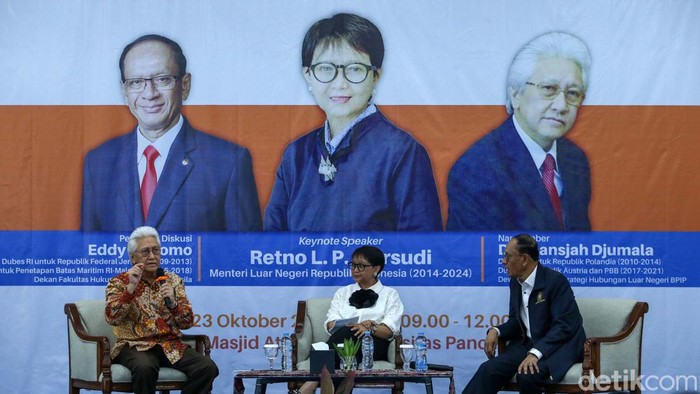 Menteri Luar Negeri periode 2014-2024 Retno Marsudi memberi seminar nasional di Universitas Pancasila, Jakarta. Seminar itu bertajuk 