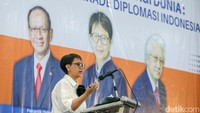Menteri Luar Negeri periode 2014-2024 Retno Marsudi saat memberi seminar nasional di Universitas Pancasila, Rabu (23/10/2024).  