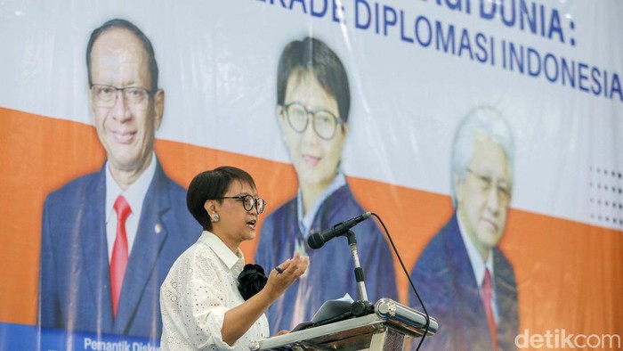 Menteri Luar Negeri periode 2014-2024 Retno Marsudi memberi seminar nasional di Universitas Pancasila, Jakarta. Seminar itu bertajuk 
