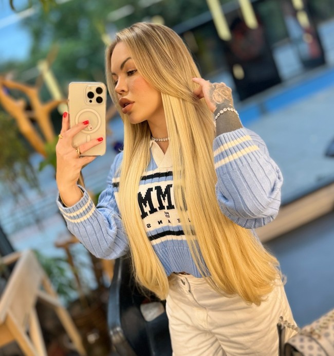 Aku tidak bisa berhenti tertawa. Bayangkan wajahnya ketika melihat logo Manchester United. Seperti aku melakukan sebuah kejahatan tapi siapa yang sangka detail sederhana di lingerie bisa berdampak seperti itu, kata Revana. Foto: Instagram Revana Hanniely