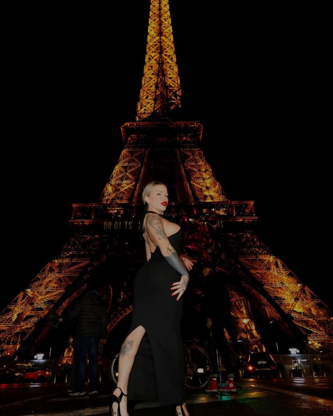 Aku belajar bahwa untuk sebagian orang, bola bisa lebih serius dari apa yang aku bayangkan. Tapi kamu tahu, aku pikir aku akan tetap pakai pakaian dalam Manchester United dengan bangga. Aku hanya harus lebih hati-hati dengan fans mana aku berkencan, ujarnya. Foto: Instagram Revana Hanniely