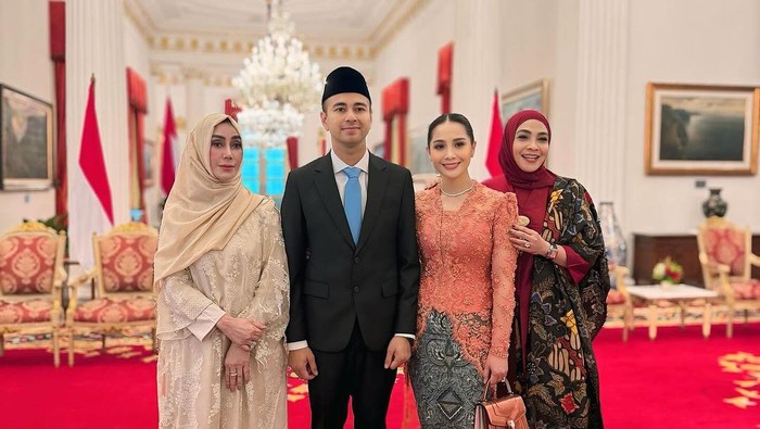 Rieta Amilia Rieta Amilia saat mendampingi Raffi Ahmad di Istana Negara.