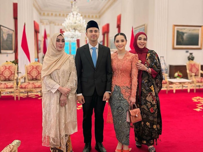 Rieta Amilia saat mendampingi Raffi Ahmad di Istana Negara.