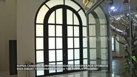 Bahkan pintu masuknya pun unik. Jika biasanya orang-orang tertarik dengan pintu dari kayu jati, Sarwendah tetap pada tema dengan memakai pintu kaca yang bisa berubah menjadi buram secara otomatis. Foto: YouTube TRANS7 OFFICIAL