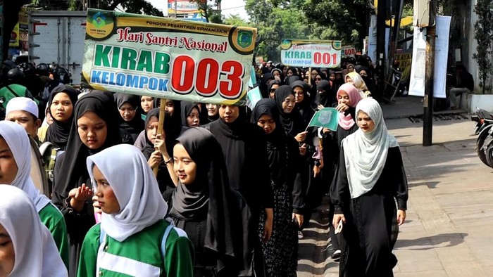 Santri di Bandung melakukan kirab peringati HSN 2024