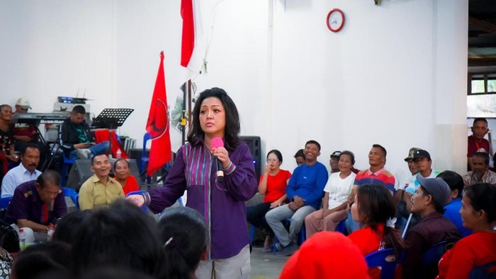 Satika Simamora saat berkampanye  di Desa Adiankoting Julu, Kecamatan Adiankoting, Kabupaten Taput (Foto: Dok. Istimewa)