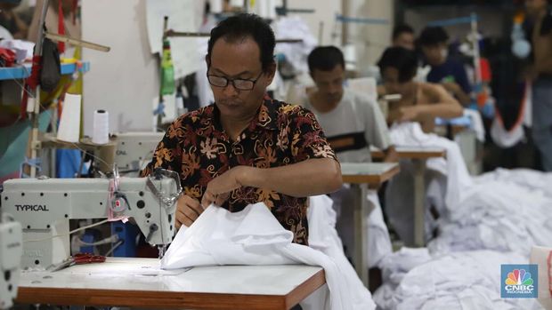 Sejumlah pekerja menyelesaikan kaos pesanan di konveksi Sinergi Adv kawasan Serengseng Sawah, Jakarta, Rabu (23/10/2024). (CNBC Indonesia/Muhammad Sabki)