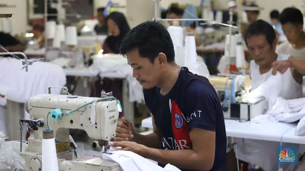 Sejumlah pekerja menyelesaikan kaos pesanan di konveksi Sinergi Adv kawasan Serengseng Sawah, Jakarta, Rabu (23/10/2024). (CNBC Indonesia/Muhammad Sabki)