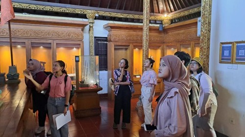 Sejumlah peserta wisata jalan kaki atau walking tour Kultara di kawasan Denpasar, Bali, beberapa waktu lalu. (Foto: Dok. Kultara)