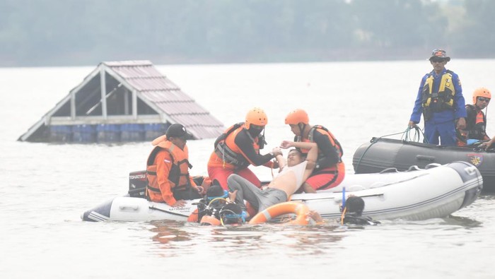 Simulasi penanganan banjir dilakukan dalam apel siaga.